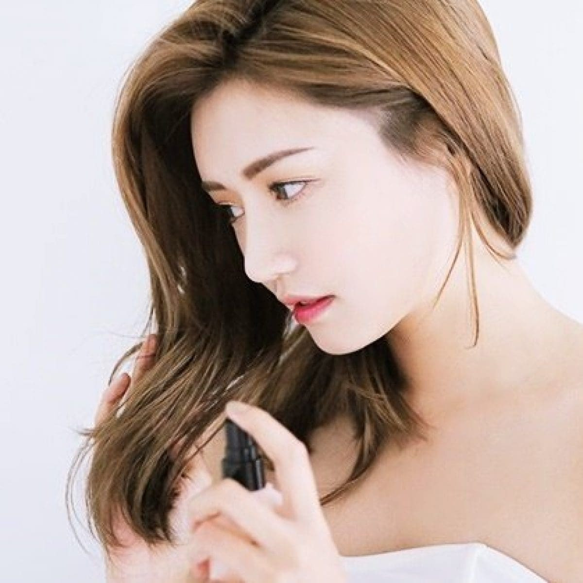 alt text:  Xịt dưỡng giúp cấp ẩm và giữ nếp tóc uốn đuôi nhẹ
