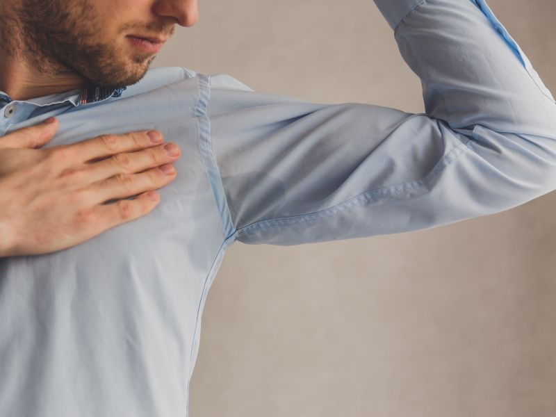 alt="Cận cảnh vùng nách áo bị vàng do mồ hôi"