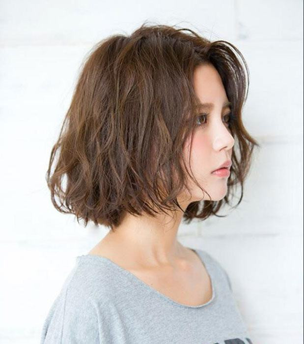 Tóc gợn sóng ngắn chia ngôi giữa