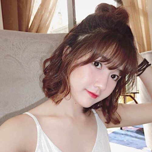 2. Kiểu Tóc Uốn Gợn Sóng Ngắn Ngang Vai