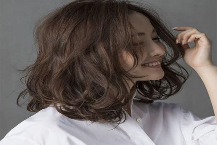 8. Kiểu Tóc Gợn Sóng Ngắn