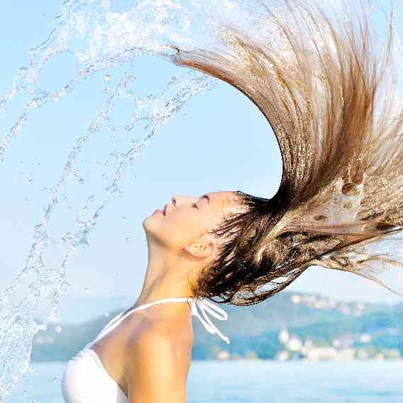 Bảo vệ tóc khỏi chất clo và nước biển