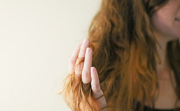Chải tóc bằng tay