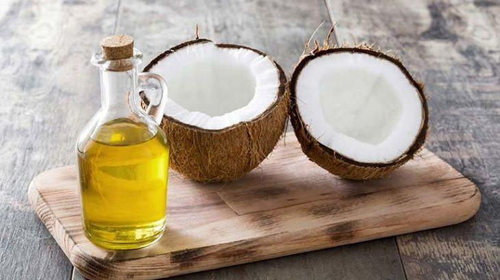Làm mượt tóc mau dài bằng dầu dừa
