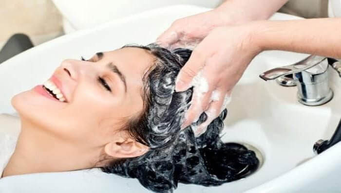 Massage da đầu nhẹ nhàng giúp kích thích máu lưu thông và tóc tăng trưởng nhanh hơn