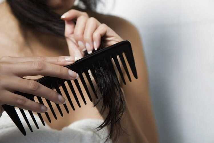 Sử dụng lược răng thưa để chải đầu