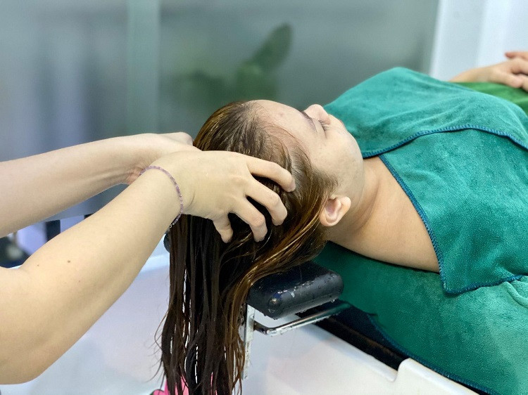 Tác động của việc gội đầu quá sớm