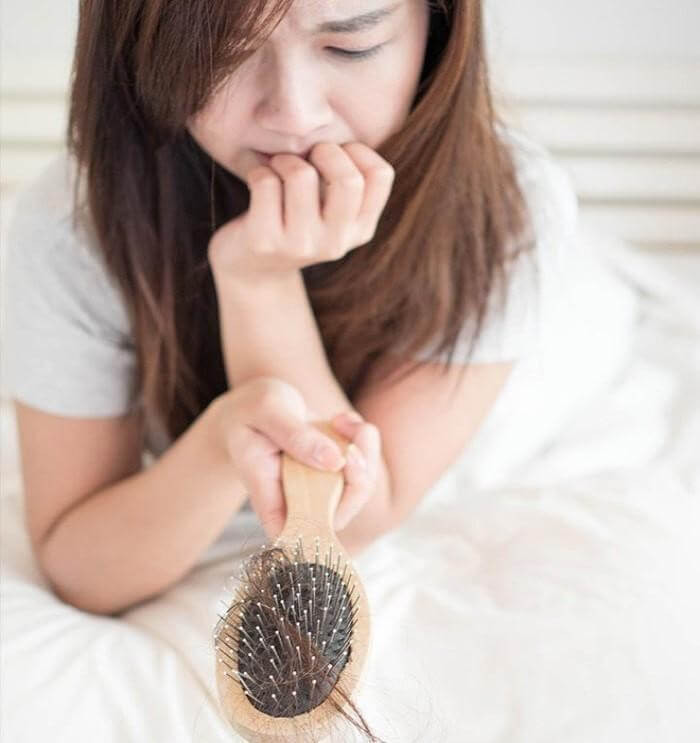 Tâm lý căng thẳng là một trong những nguyên nhân gây rụng tóc nhiều ở phụ nữ