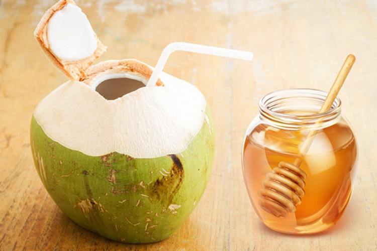 Ủ tóc bằng lá khế, nước dừa và mật ong 1